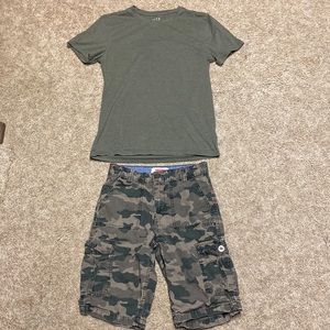 Boys Levi’s CAMO shorts and T-shirt outfit size 14. T-shirt Mens small.